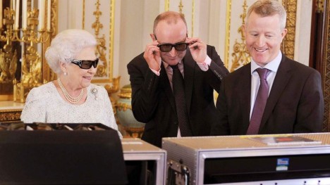 Queen-Elizabeth-II-in-her-3D-glasses